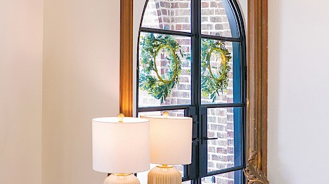 An early-1800s table and mirror, originally owned by David’s great-great-grandfather, McKinney Long Cook, survived the Civil War and the Battle of Champion Hill and now welcomes guests in the Cook family’s entryway.